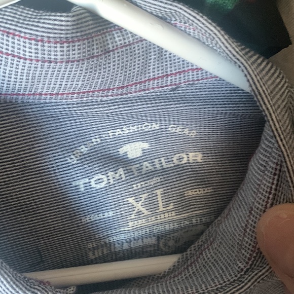 Mens casual shirt. Cleaning out closet - Picture 2 of 3